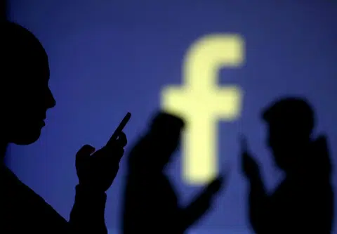 社交媒体上的回声室效应。（视觉中国）