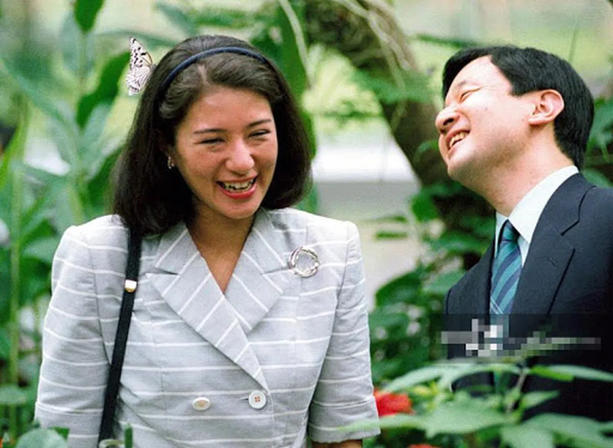  1998年8月，德仁太子看着一只蝴蝶落在雅子的头上，眉欢眼笑，眼里充满了爱！（互联网） 