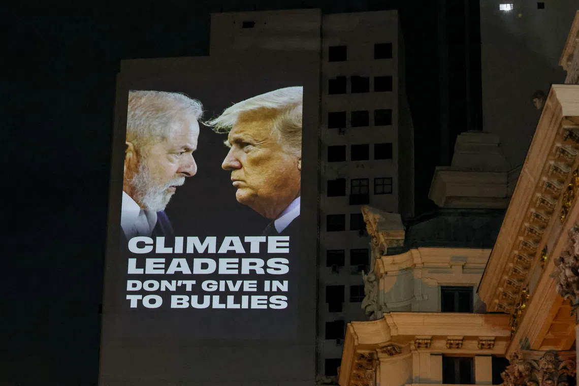 举行第30届联合国气候变化大会（简称COP30）期间，巴西贝伦街头张挂着示威者制作的标语。这个写道：气候领袖从不向恶霸屈服。