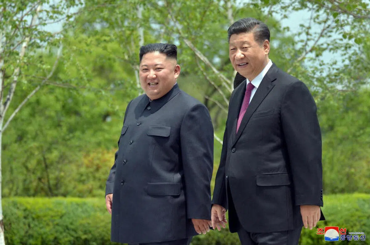 中国国家主席习近平（右）和金正恩（左）2019年在平壤会面。（朝中社）