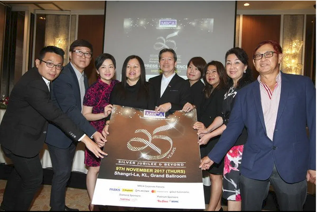  蔡家胜（左五）认为，2018年度财政预算案对零售领域有很大助益。（南洋商报） 