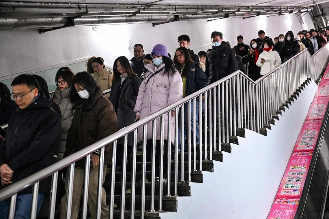 中国北京地铁人潮当中有多少年轻人属于独居一族？