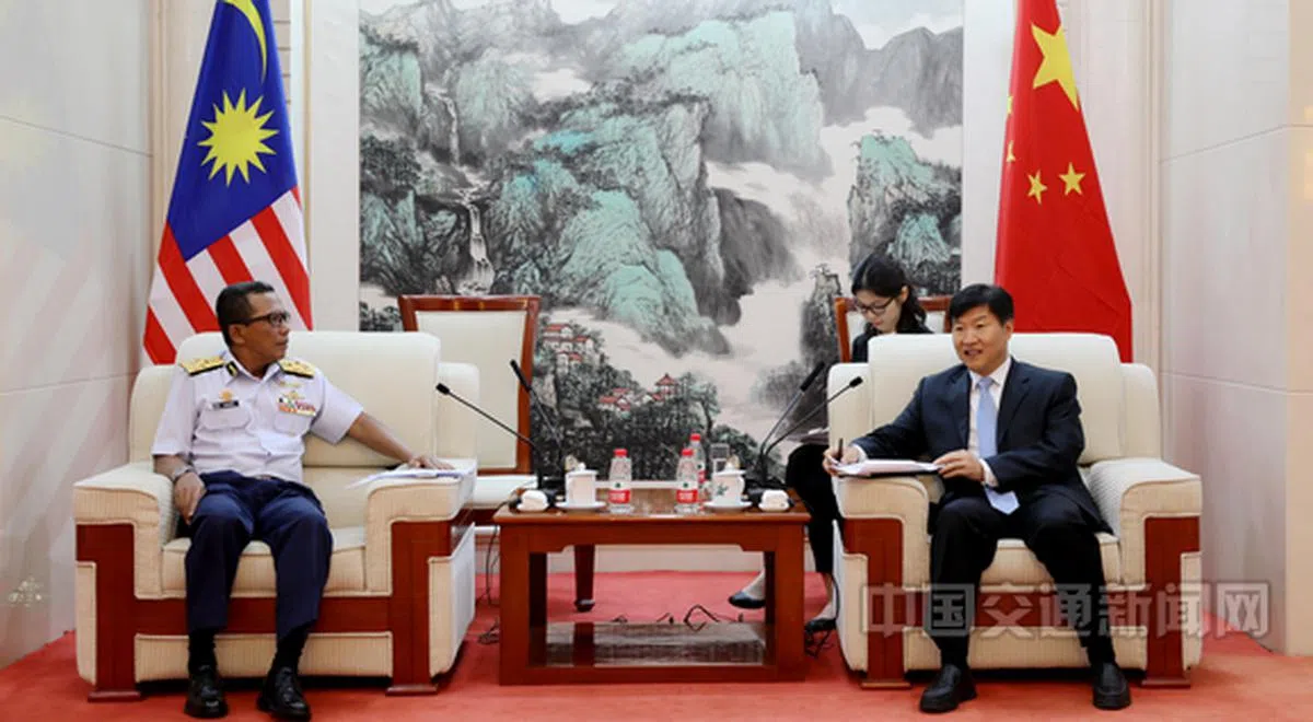  中国交通运输部副部长刘小明与国海事执法局副局长祖比尔会面。（中国交通运输部） 