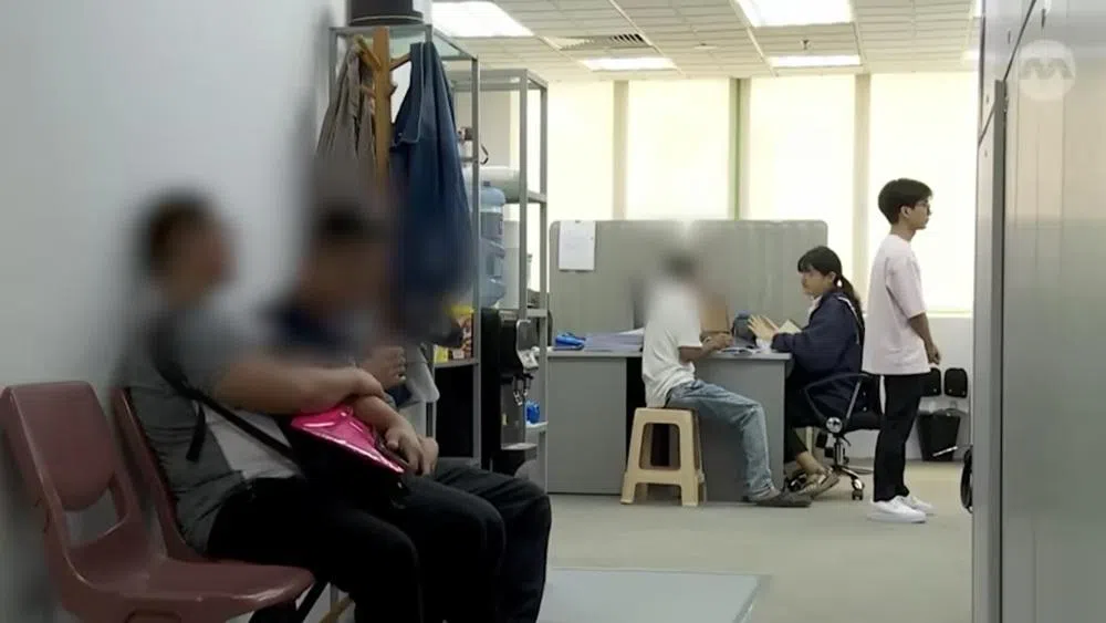 Zaw和Kyaw（左一）为了能在新加坡工作，向中介支付了超过4000新元的费用。后来发现，原本承诺的两年厨房助理合同竟然是假的。
