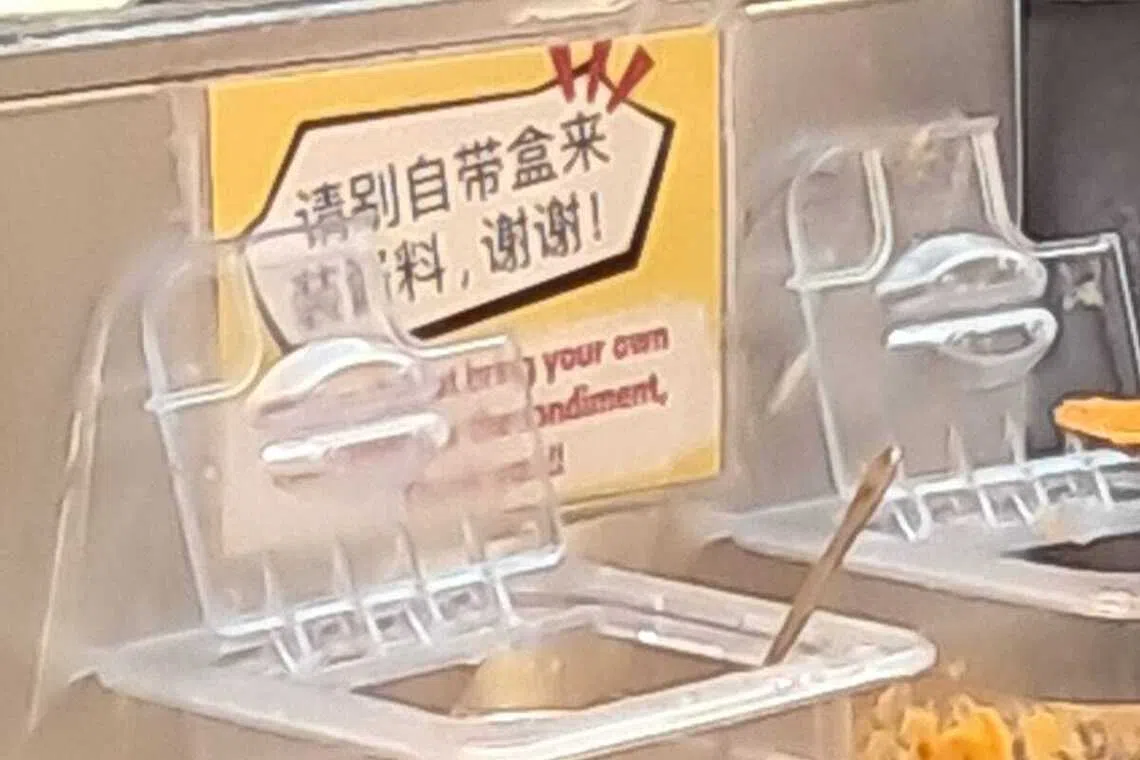 鸡饭摊摊主张贴告示，劝请顾客别用自备的盒子装酱料，提醒大家别拿太多酱料。