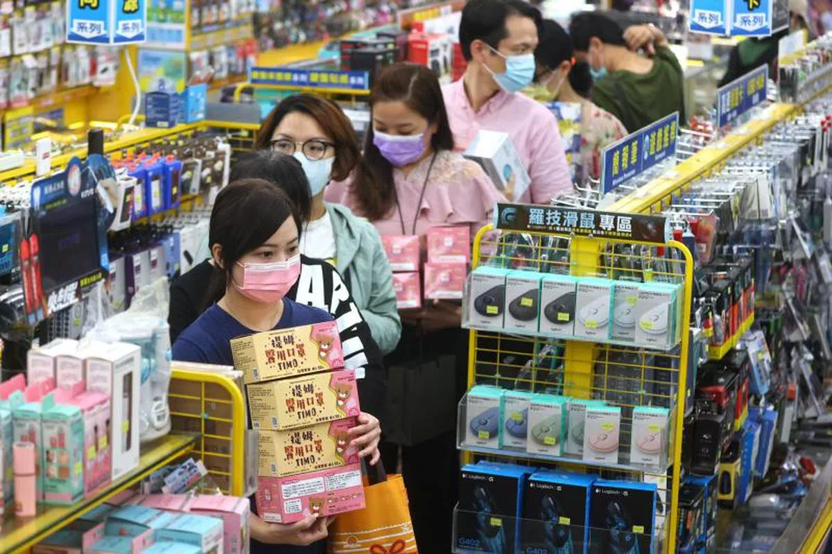  台湾暴发本土疫情，引发大量民众涌入卖场抢购物资。（路透社） 