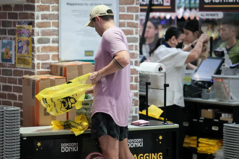 图中那卷透明的保鲜袋，经常遭顾客伸出“魔爪”。