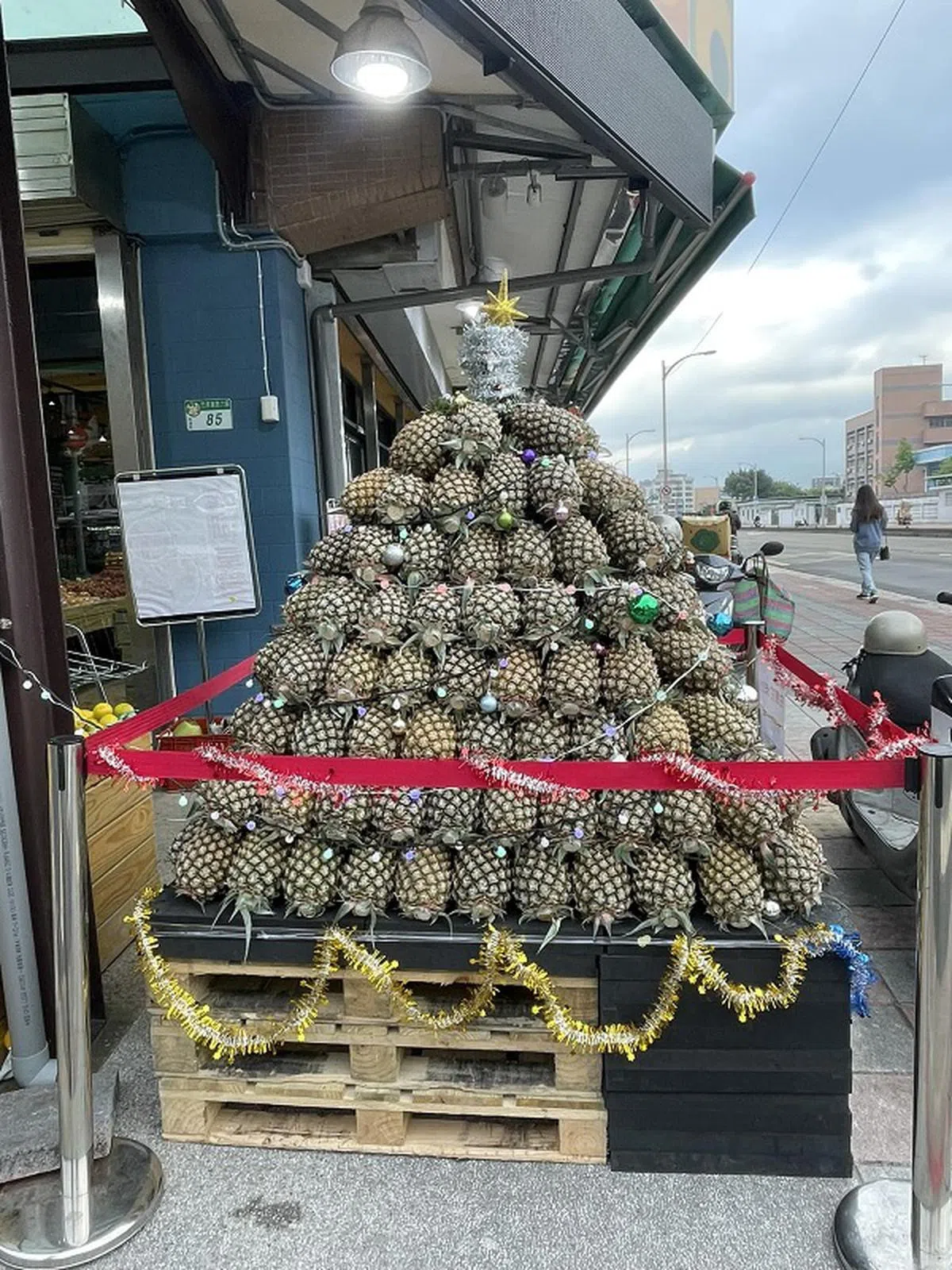 这棵圣诞节限定“凤梨树”被网民封为“最旺圣诞树”。（取自脸书）