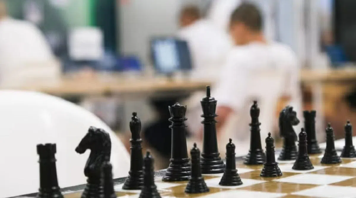 下棋能帮助囚犯陶冶性情。（亚洲新闻台）