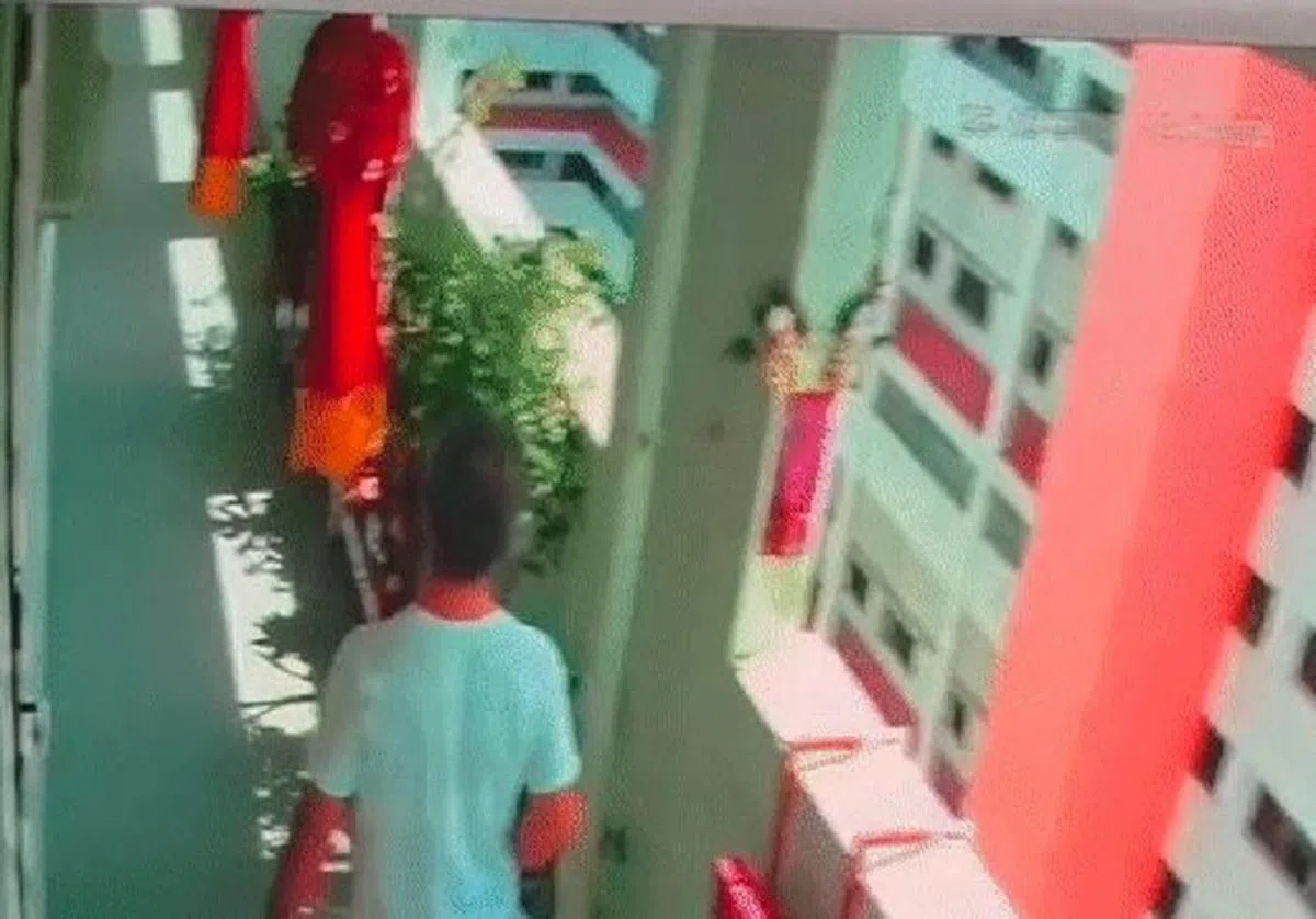 男子被投诉经常发出敲打声响。（互联网）