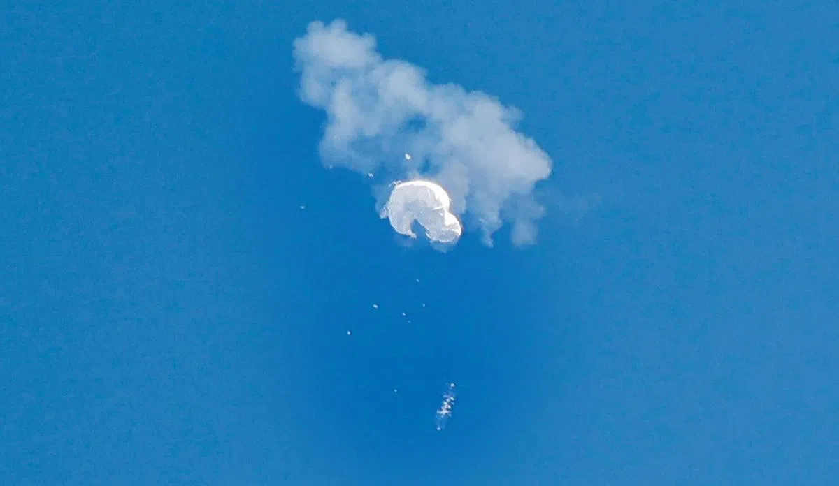 美国今年2月出动战机将飞入该国领空，被指是中国间谍气球的飞行物击落。（路透社）