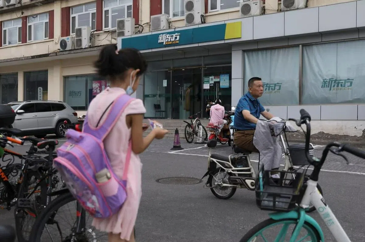 中国补习业巨头“新东方”转型，在抖音等网络平台上直播带货，提供免费英文课程。（中新社）