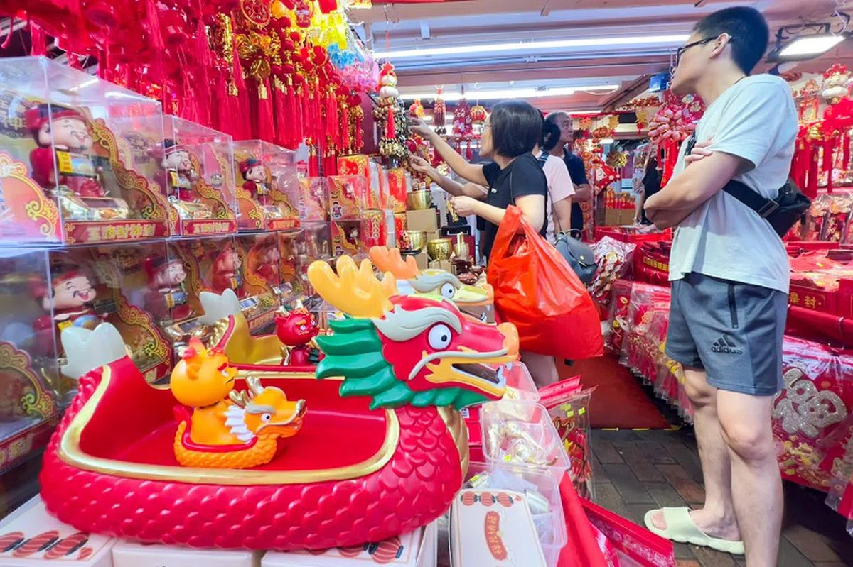 有业者早从去年11月就开始售卖新春装饰品，但生意一般。（联合早报）