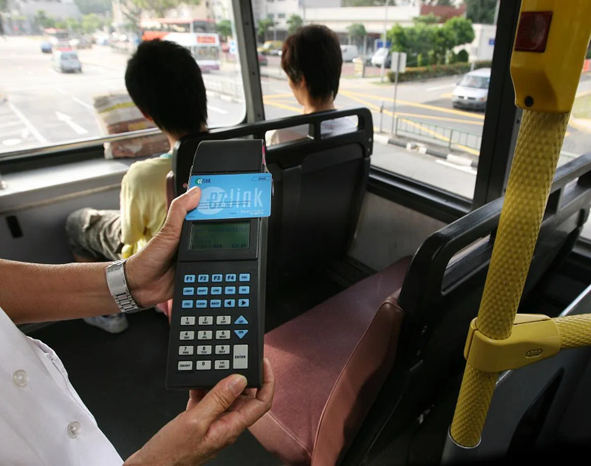 交通稽查员负责在公交上突击检查，揪出“偷吃”车资的乘客。（联合早报档案照）