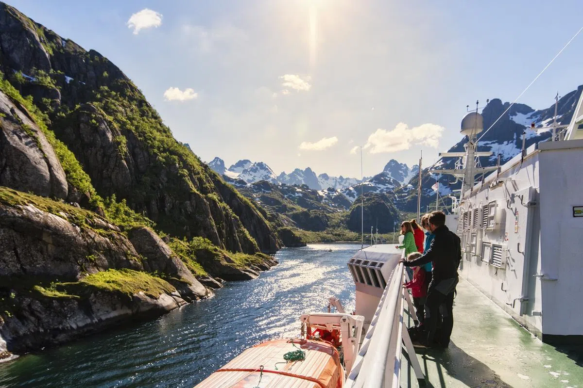  踏上游轮之旅，可以每天早晨都在不同的异乡风景中苏醒。（华宫旅游） 