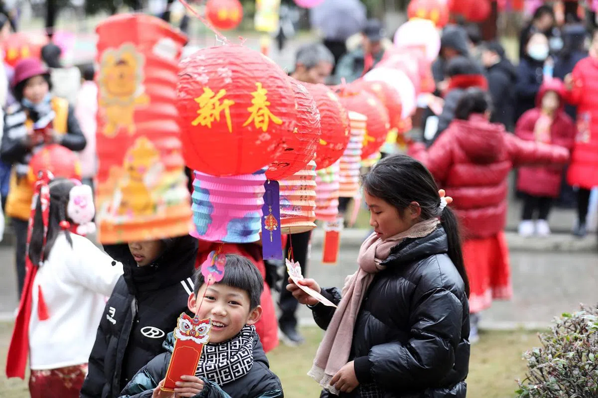 中国春节气息浓厚，吸引一些新加坡人趁着农历新年期间到那里旅游。（CFOTO via Reuters Connect）