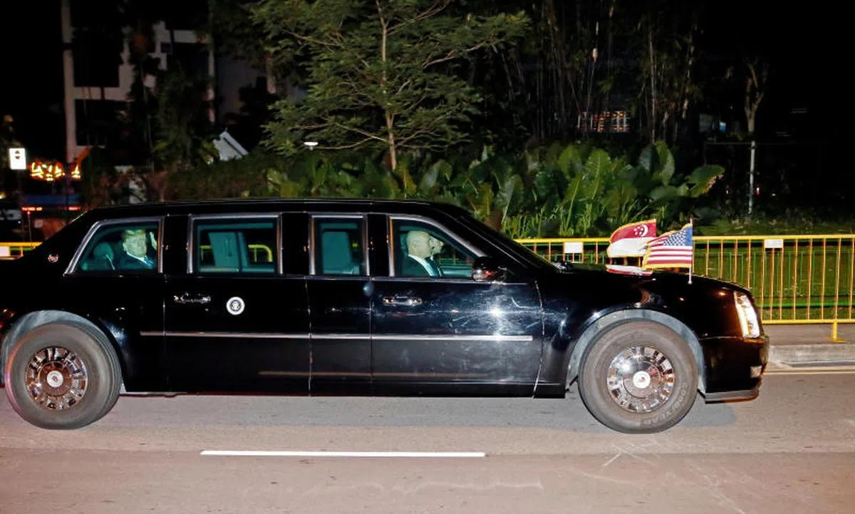 2018年6月10日晚上，时任美国总统的特朗普抵达新加坡，出席历史性的美朝峰会“特金会”，乘坐专车前往香格里拉大酒店途经安徒生路时向在场群众挥手致意。（联合早报）