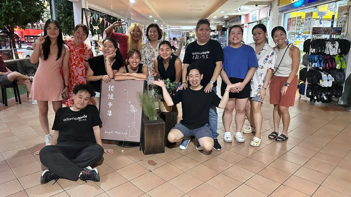 吴官霖（右四）和百胜楼的常驻团队。