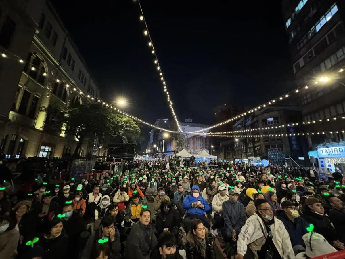 民众党支持者头上的小草头饰，让人印象深刻。（柯文哲脸书）