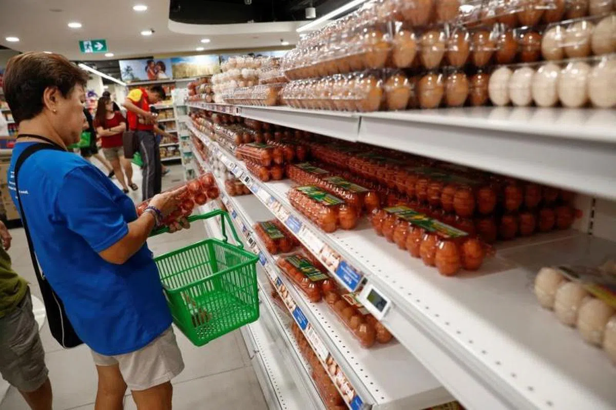  根据研究，国人每月必须支出至少1300元，才能在本地维持基本生活水平。（路透社） 