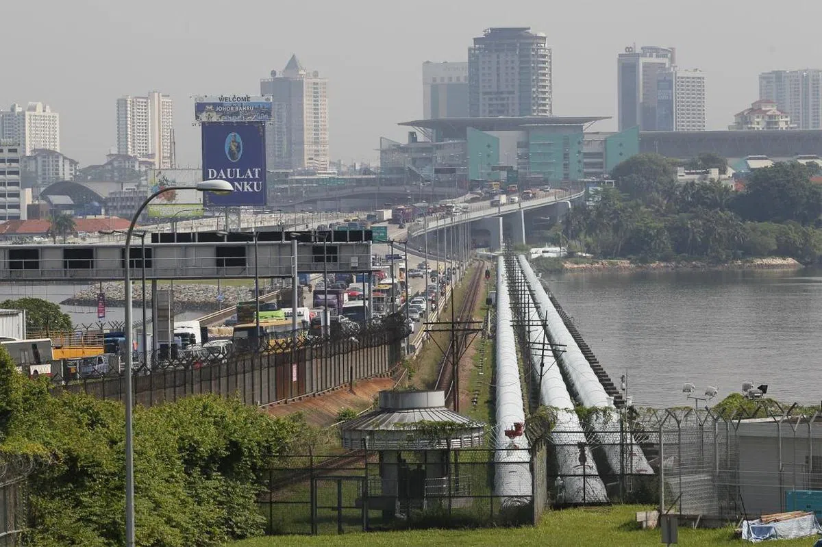  新柔长堤的输水管。(海峡时报） 
