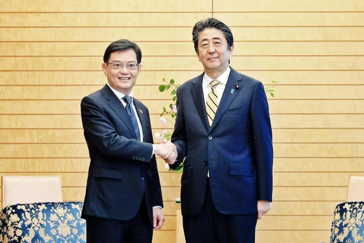  副总理兼财政部长王瑞杰（左）5月29日在日本首相府，同日本首安倍晋三进行会谈。（通讯及新闻部提供） 