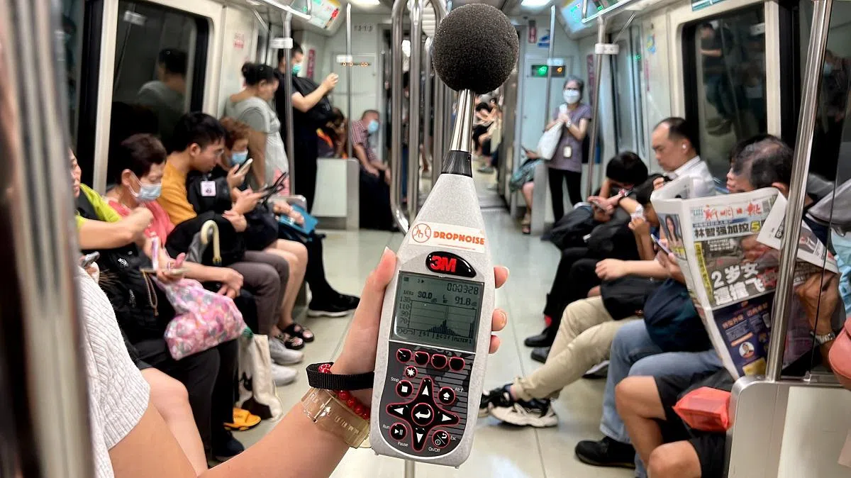 《联合早报》记者2023年6月底坐遍全岛地铁线测试车厢噪音水平，发现虽然有些路段的音量可超过90分贝，但车厢噪音总体保持在安全水平以内。（联合早报）