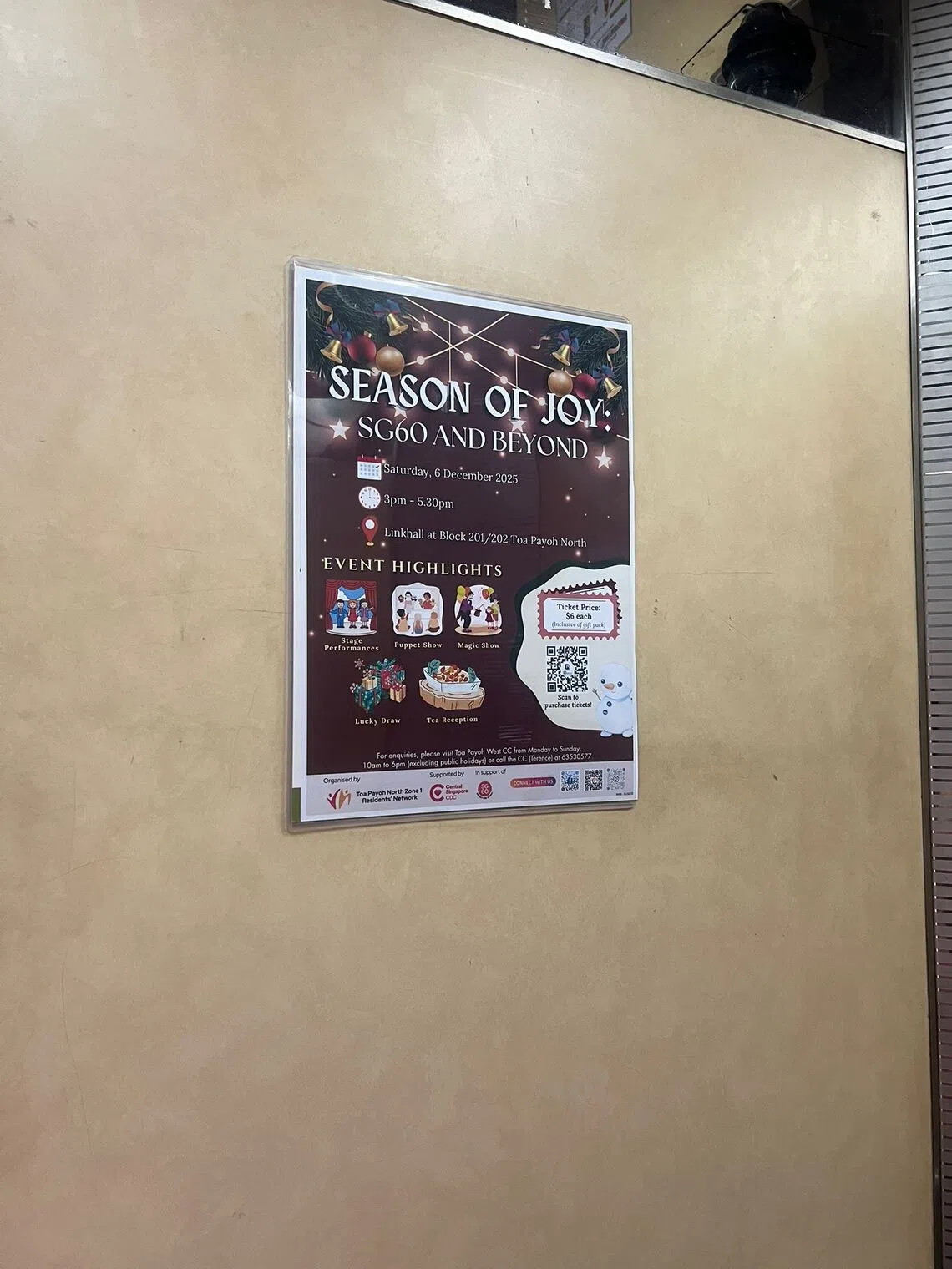 大巴窑北第203座组屋的电梯内张贴了传单，宣传11月6日举办的SG60活动，该活动是由区内居民联系网举办的。