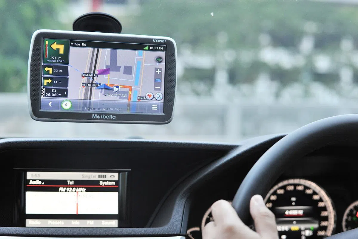 大约10年前，驾车人士使用的导航器类似以上款式，一般装置在驾驶盘周围。（海峡时报）