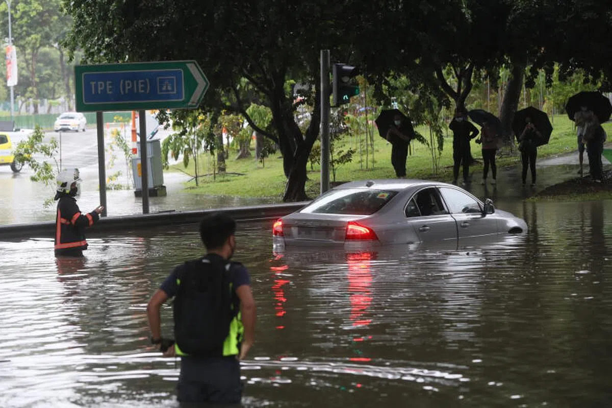 2021年8月20日，淡滨尼10道和巴西立12通道交界处的一段约200米道路严重淹水。（联合早报）