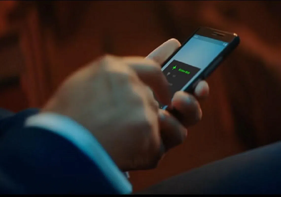 新加坡航空飞行前的安全简报视频。（取自视频）