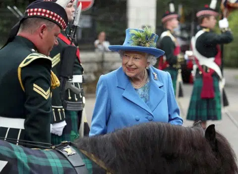 英女王带头接种2019冠状病毒疾病疫苗，“以身试毒”。（The Royal Family Instagram）