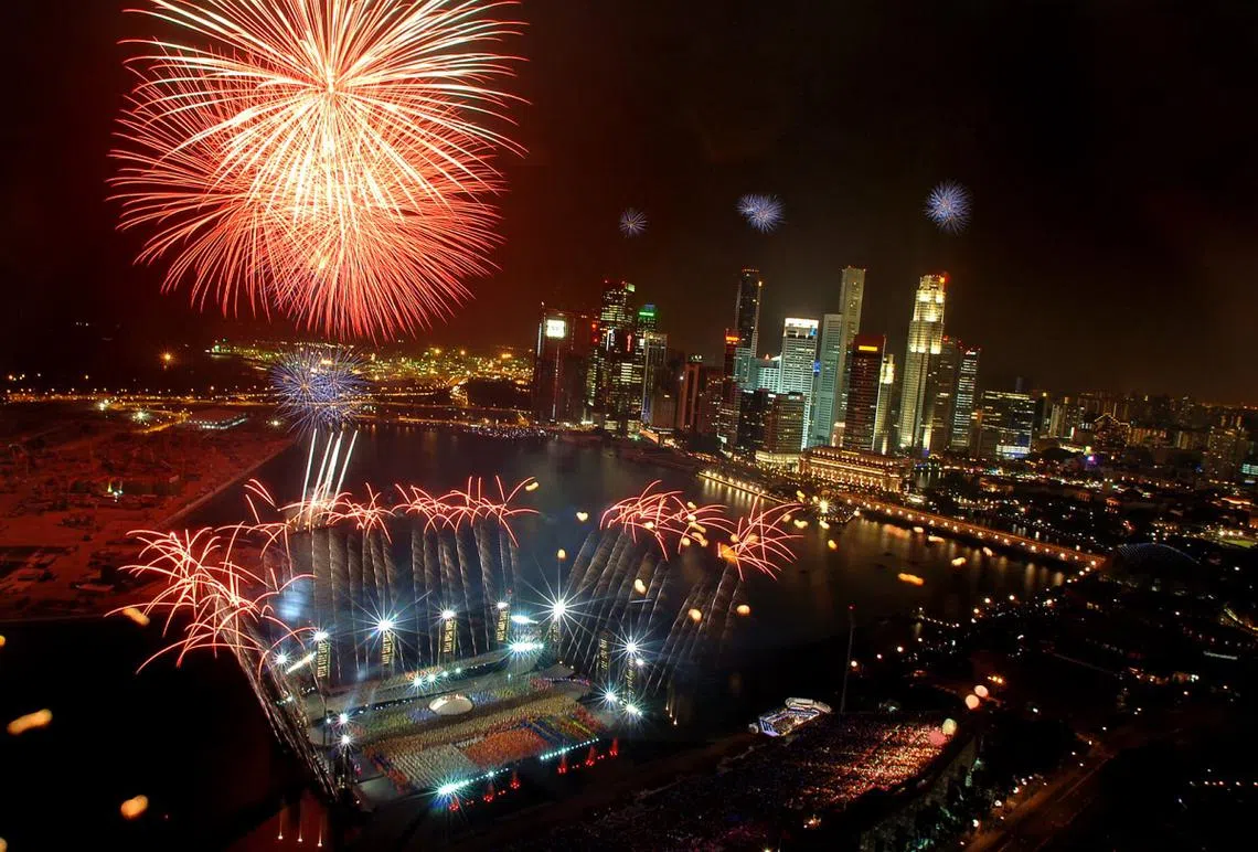 2007年，国庆庆典第一次在滨海湾浮动舞台举办。（海峡时报）