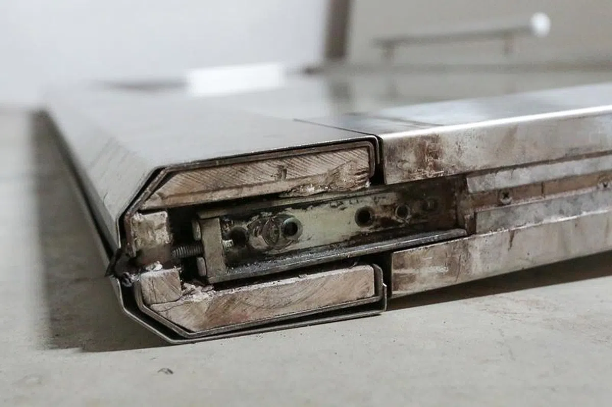  在四楼倒下的玻璃门的衔接处已明显受损，螺丝已松脱；但门没有刮伤、裂痕，也没有碎片。（联合早报） 