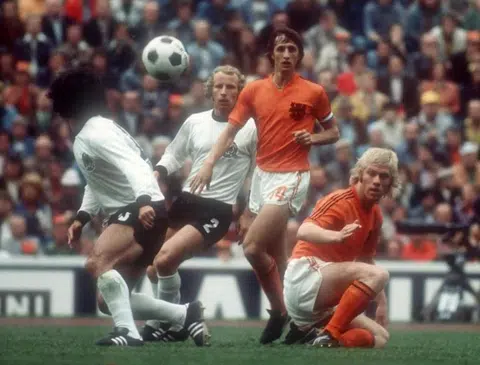 1974年7月7日，白衣的德国队2-1击败传奇球员克鲁伊夫（身穿14号橙色球衣者）挂帅的荷兰队，夺下足球世界杯。（Retro Calcio脸书）