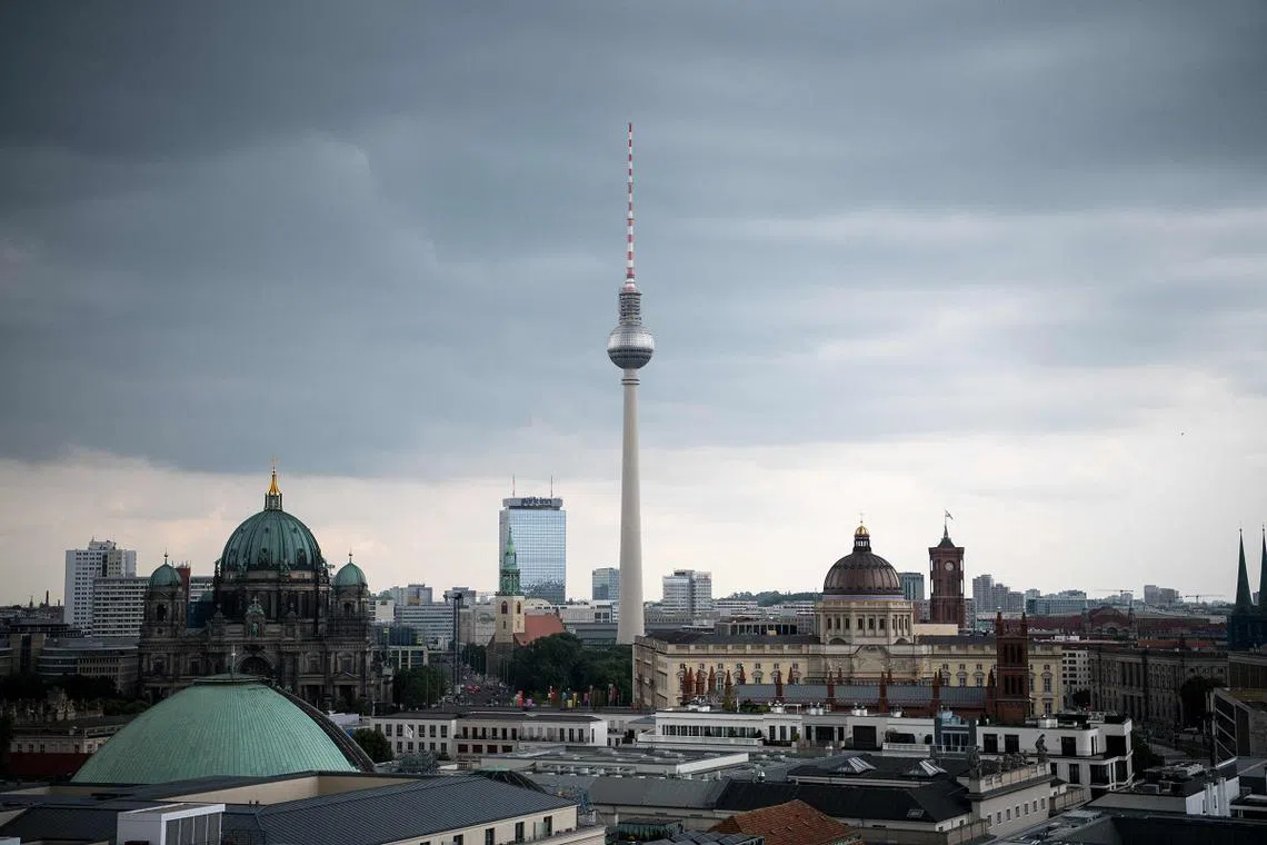 德国柏林标志性的电视塔、大教堂和重建的柏林宫。（法新社）