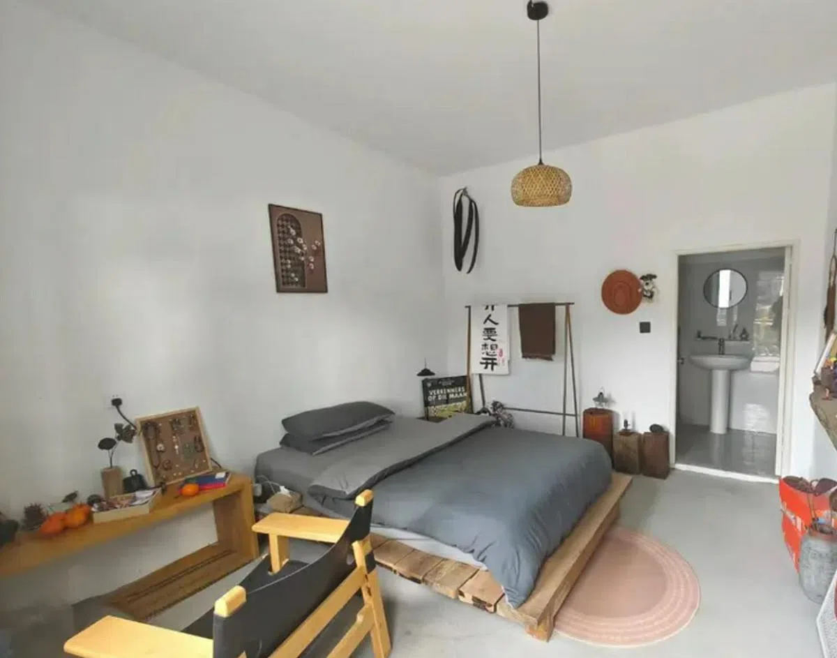 青年养老院的房间陈设很简单，除了床和桌椅，没有多余的家具。（小红书）