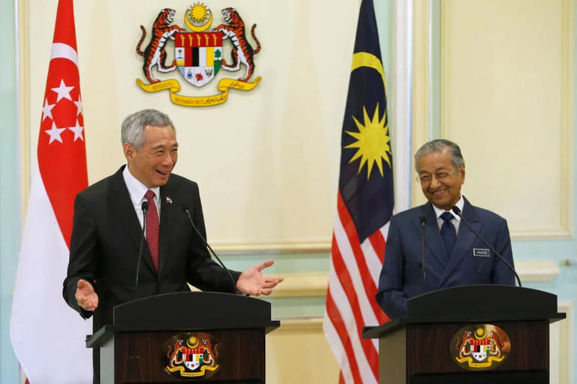 新马非正式领导人峰会在马国行政首都布城举行，李显龙总理和马国首相马哈迪今天会后出席联席记者会。（路透社）