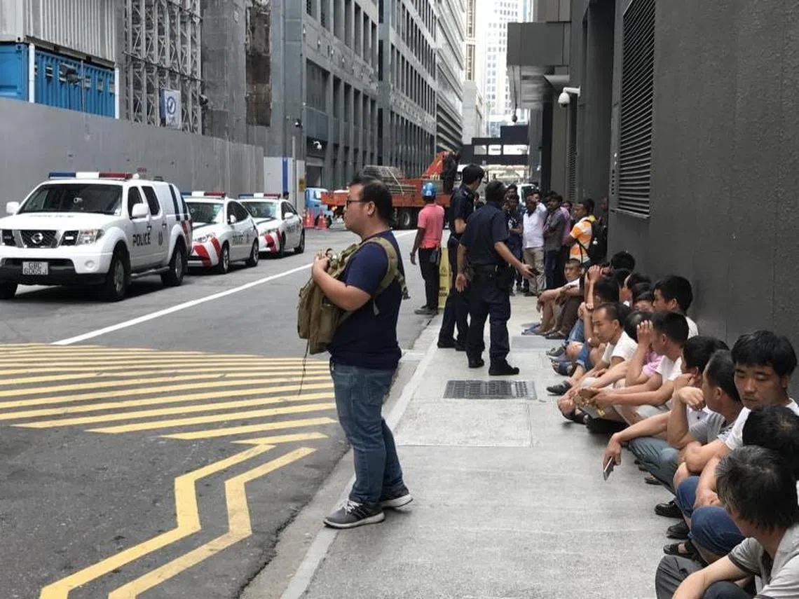 客工静坐抗议，为自己讨回公道。（取自《联合早报》）