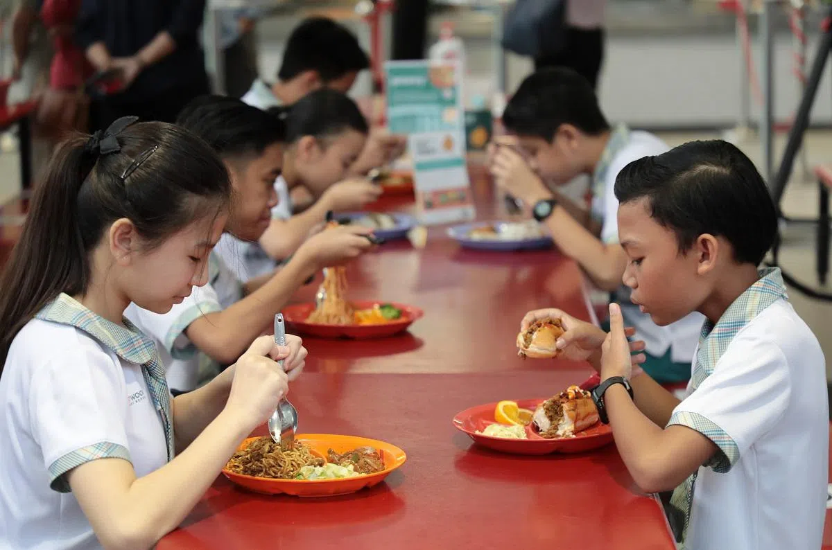 课间休息时间，对学生而言是宝贵也是美味的。（联合早报）