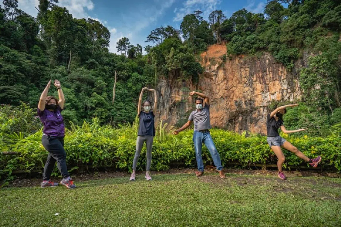 居民与客工到武吉巴督公园游玩。（一街之善面簿）