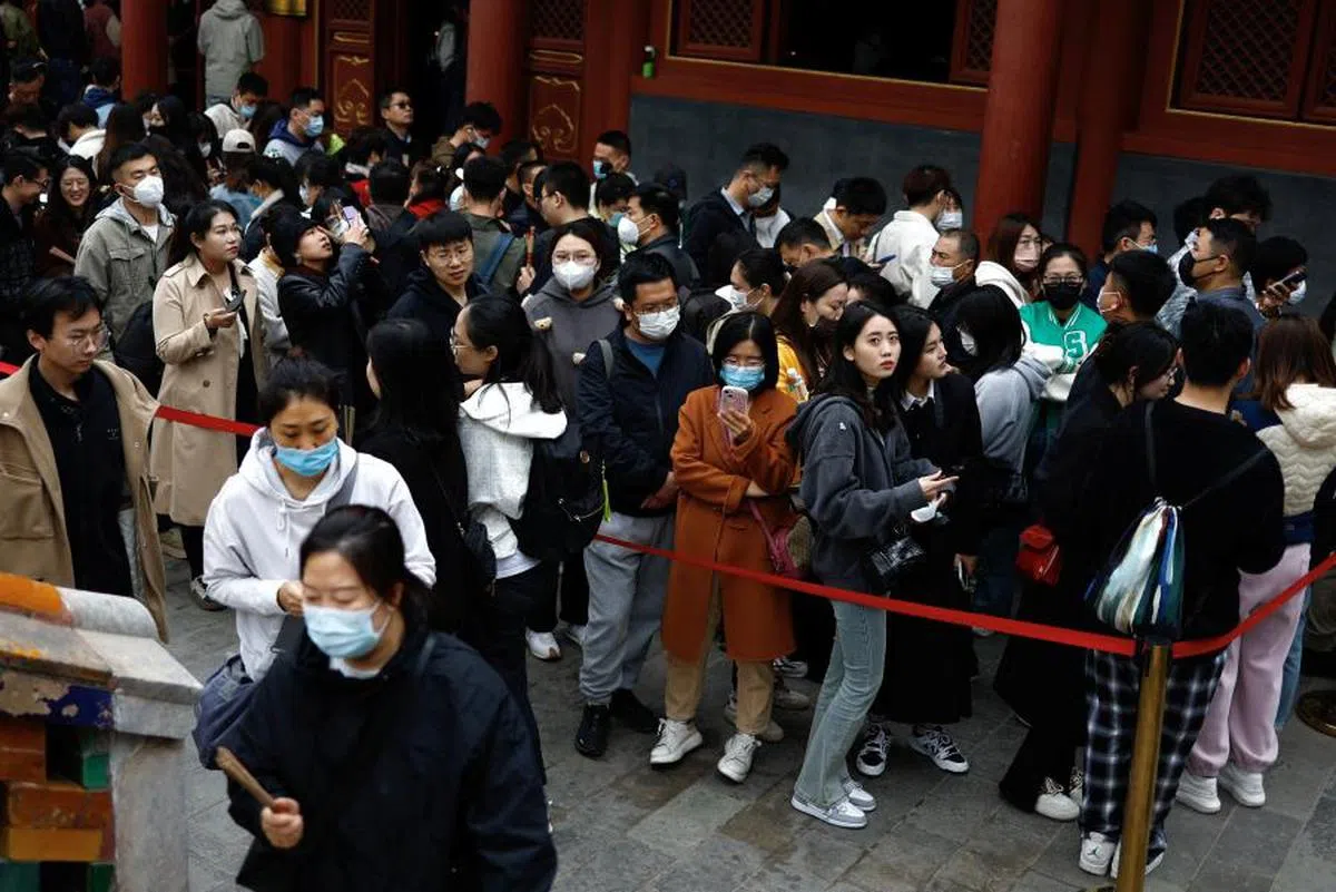 现实的无力感，让不少中国年轻人“求神拜佛”，寻找慰藉。（路透社）