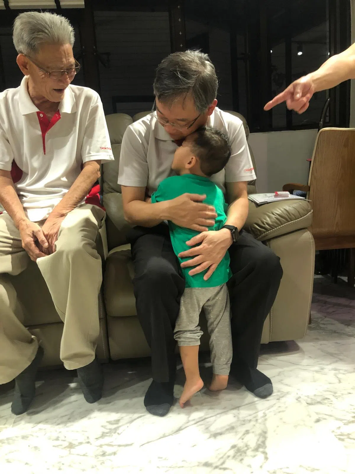 颜金勇走访居民时去蚁粉的家做客。（蚁粉提供）