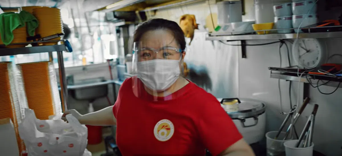  OK鸡饭摊老板娘罗慧敏。（截自视频） 