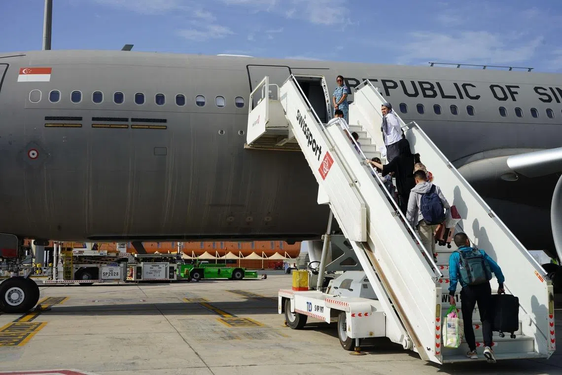 伊朗战争自2月28日爆发后，新加坡政府已在3月7日和8日，安排两趟商业专机，以一人600元的低价，从阿曼首都马斯喀特分别接载152名和167名新加坡人回国。接着又在3月10日和12日，各安排一趟军用专机接载散居于巴林、约旦、科威特、卡塔尔和沙特阿拉伯的国人回家。