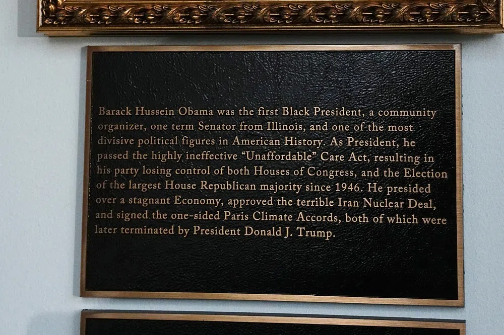 奥巴马肖像下的铭文称，美国经济在奥巴马任内“停滞不前”，奥巴马还“批准了差劲之极的伊朗核子协议，签署了单方面的巴黎气候协定，两者后来被特朗普总统终结”。