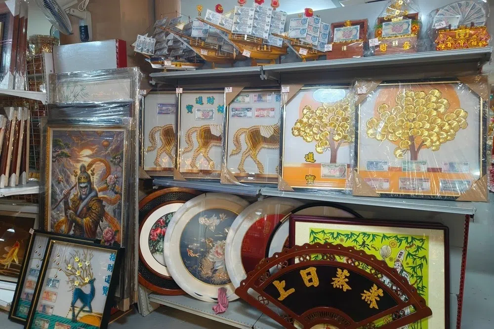 展示柜上以钞票做帆的模型船，以及其下方的“有钱图”，对准了年轻一代“要仪式感却不要烟雾缭绕”的心理。