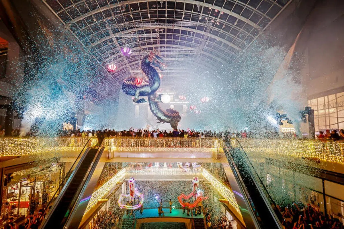 40公尺长的祥龙悬挂在滨海湾金沙商城的半空中。（联合早报）