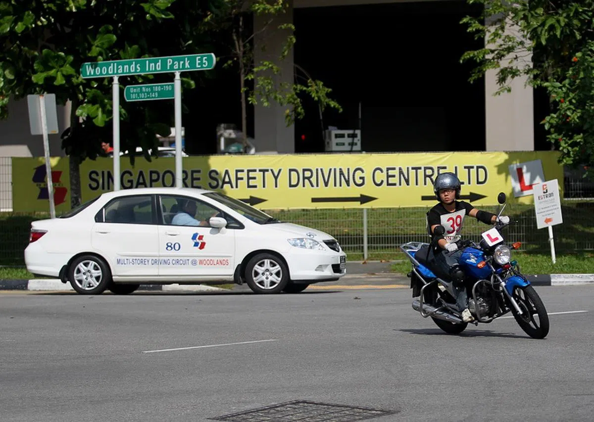 专家认为，在骑士上课学骑车时，教导员应侧重防御性骑术。（每日新闻）