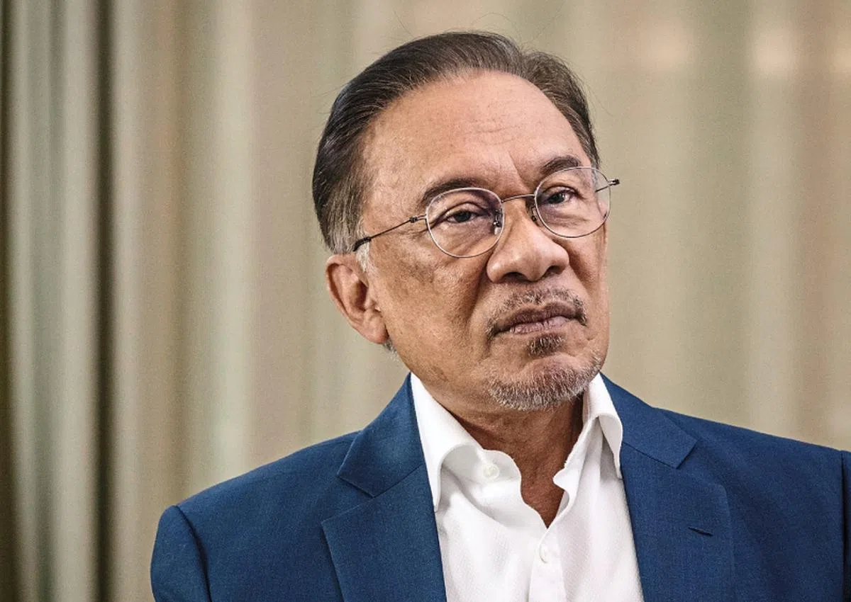  安华（图）宣告难忍老马的背叛，“你走你的阳关道，我走我的独木桥”。（星报） 